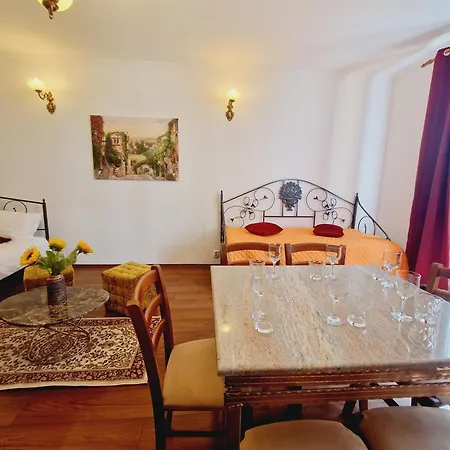 5* Royal House Near Unirii Square וילה *